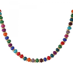 Halskette mit farbigen Steinen