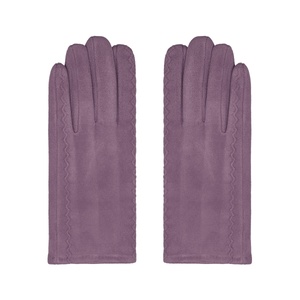 Gloves with wavy stitching