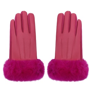 Gloves with faux fur and leather look
