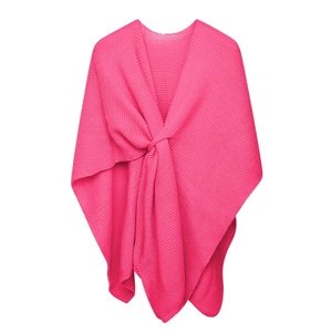 Shawl knitted with loop fuchsia