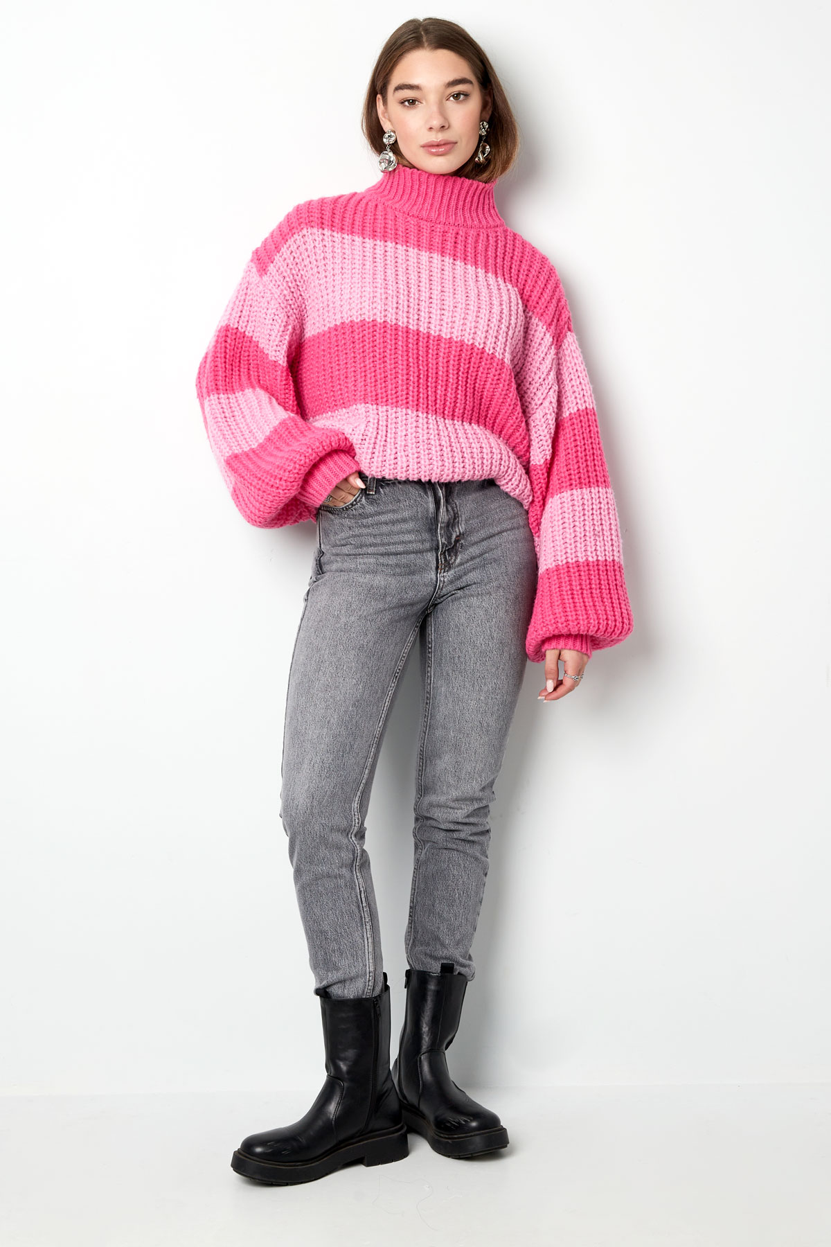 Warm knitted striped sweater - black and white Picture6
