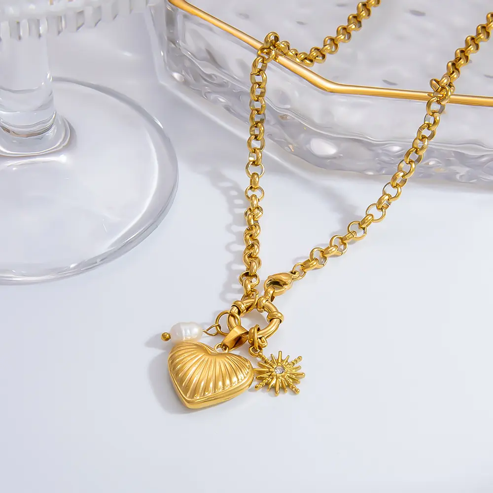 1 Piece Romantic Series Retro Heart Stainless Steel  Gold Color Artificial Pearl Women's Pendant Necklaces