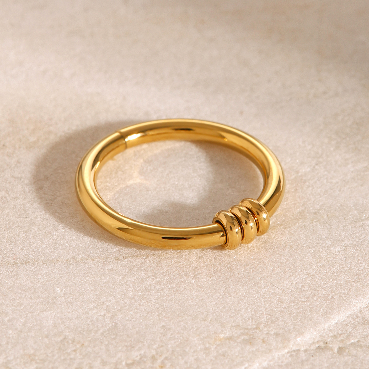 1 Stück schlichter, geometrischer Ring aus Edelstahl in Goldfarbe für Damen im Alltagsstil 