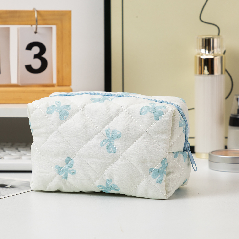 Light Blue / 1 Piece Chic Plaid Bowknot Portable Large Capacity With Random Printing Design Women's Quilted Cosmetic Bags Picture7