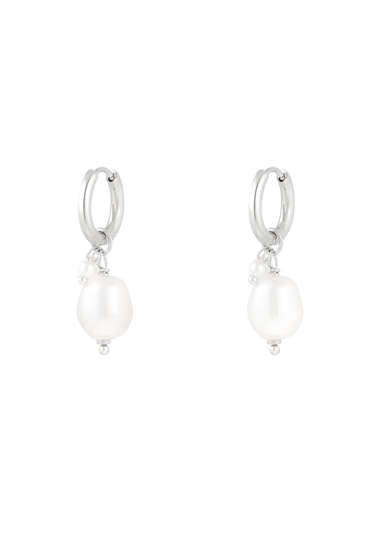 Simple earring with large and small pearl -