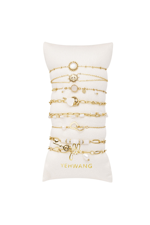 Armbänder zeigen weiße Details - goldener Edelstahl