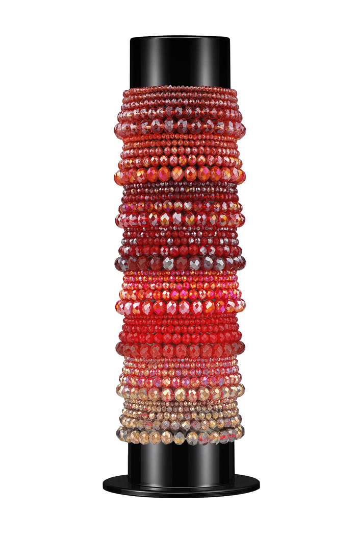 Présentoir à bracelets avec bracelets en perles de verre - rouge 