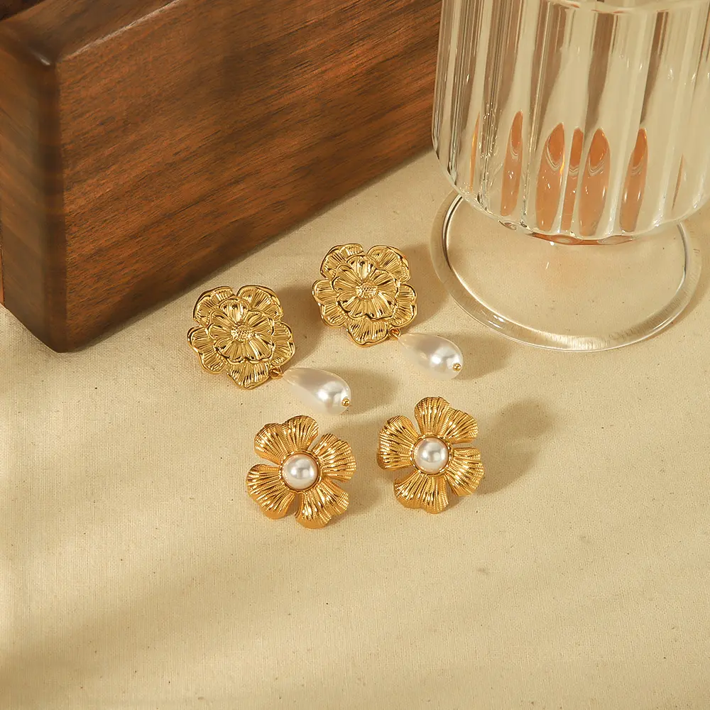 1 Pair Gorgeous Retro Style Flower Shape Stainless Steel  Gold Color Inlay Artificial Pearls Women's Stud Earrings 2