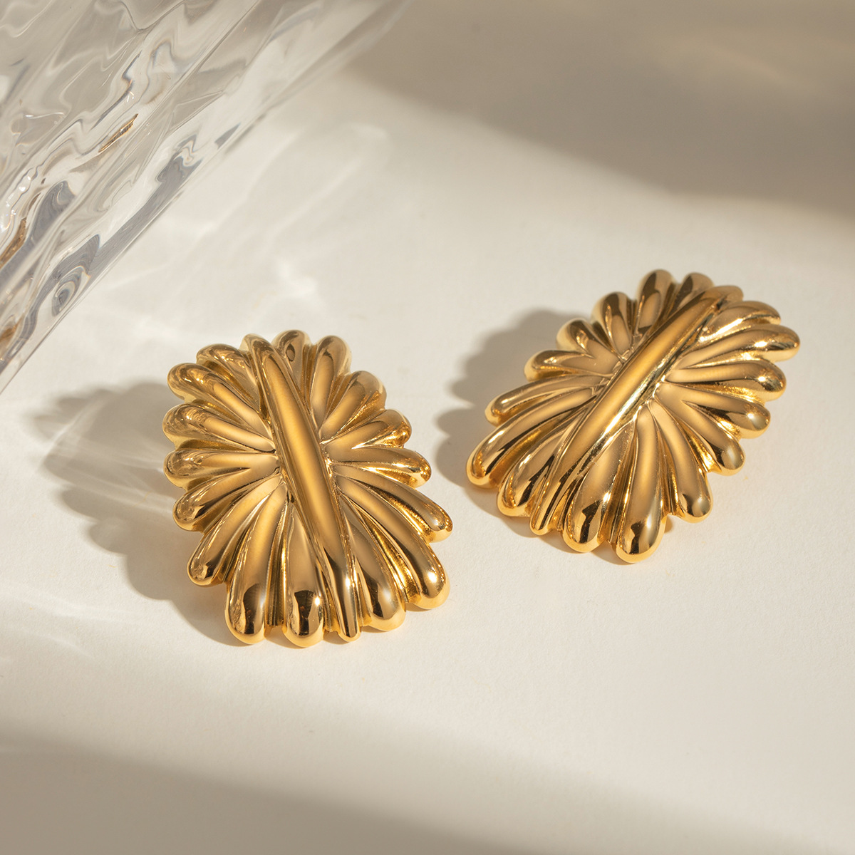 1 par de pendientes de botón de acero inoxidable chapados en oro de 18 quilates con forma de flor cuadrada de estilo vintage simple para mujer Imagen3