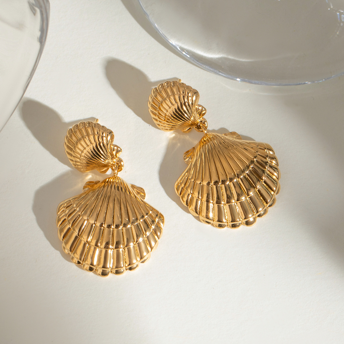 1 par de aretes colgantes de acero inoxidable chapados en oro de 18 quilates con diseño de tortuga de vacaciones de la serie Simple para mujer h5 