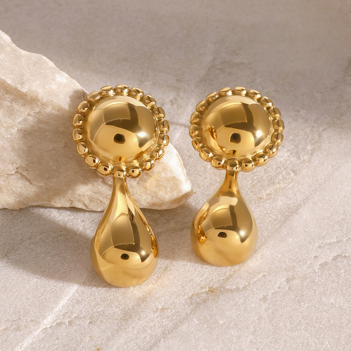 1 par de aretes tipo botón de acero inoxidable chapados en oro de 18 quilates con forma de gota retro de serie simple para mujer h5 