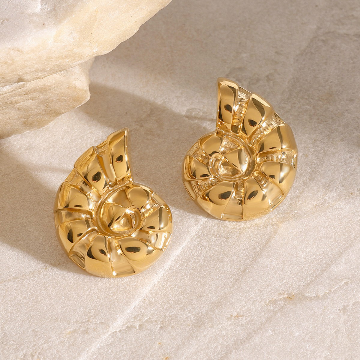 1 par de aretes tipo botón de acero inoxidable chapados en oro de 18 quilates con diseño de caracola de vacaciones de la serie Simple para mujer h5 Imagen4