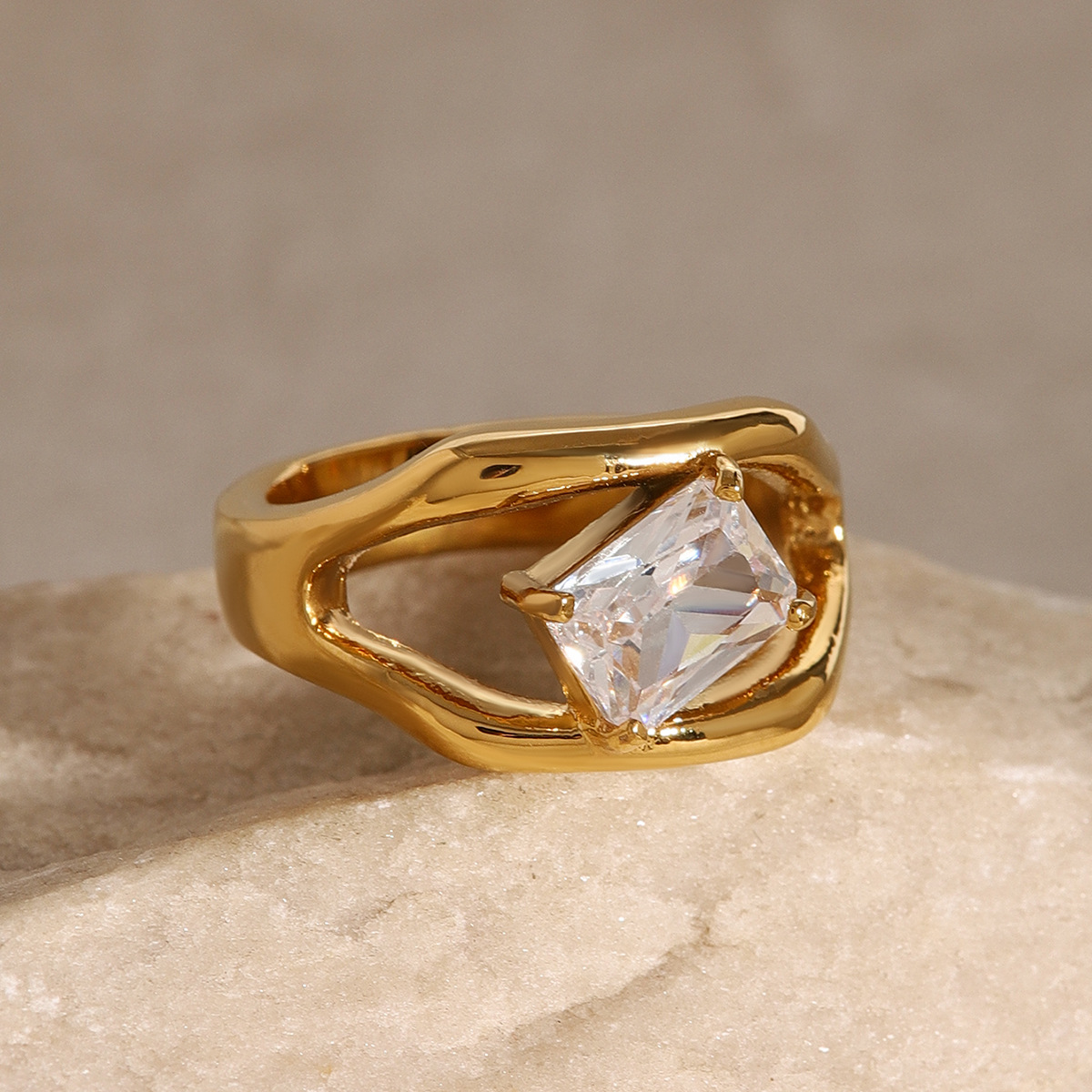 1 pezzo semplice serie classica geometrica in acciaio inossidabile placcato oro 18K zircone anello singolo da donna h5 Immagine4