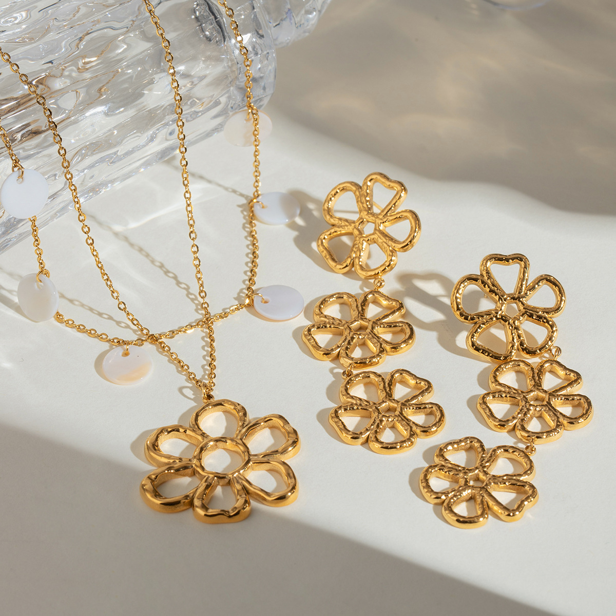 1 Paar klassische Serie Retro Blume Edelstahl 18K vergoldet Damen Ohrringe 