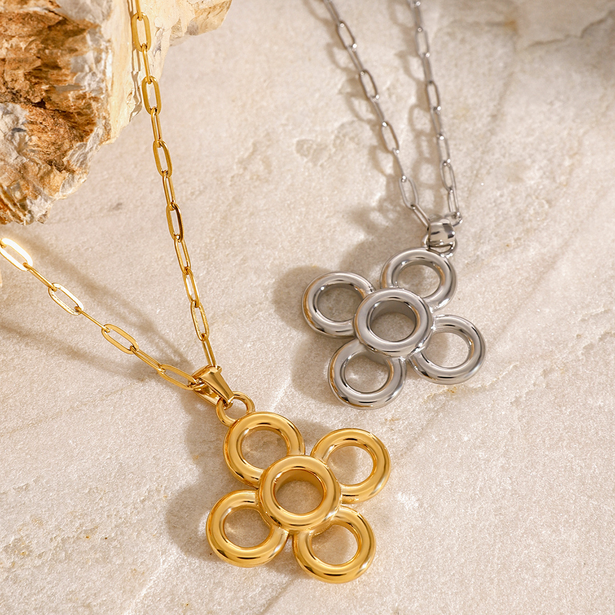 1 Stück Simple Series Retro Flower Edelstahl 18K vergoldete Damen-Halsketten mit Anhänger 