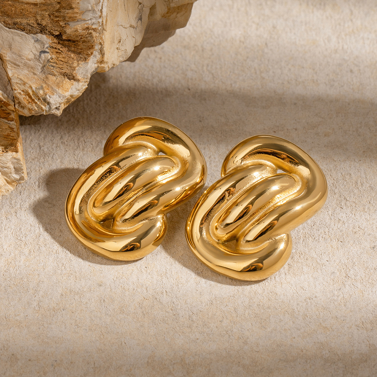 1 paire de boucles d'oreilles à tige rétro torsadées en acier inoxydable plaqué or 18 carats pour femme 