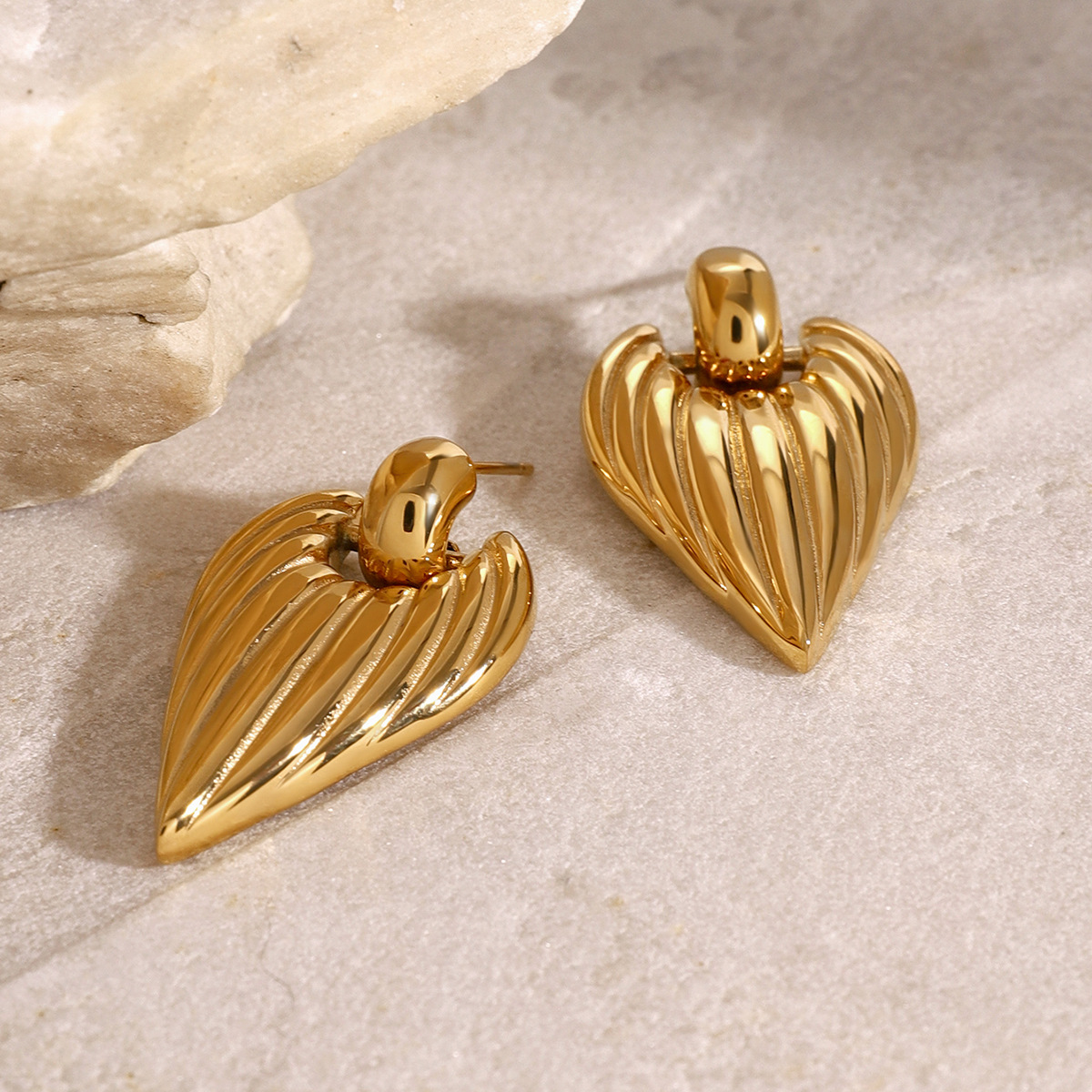 1 par de pendientes colgantes de acero inoxidable chapados en oro de 18 quilates con forma de corazón retro de serie simple para mujer h5 