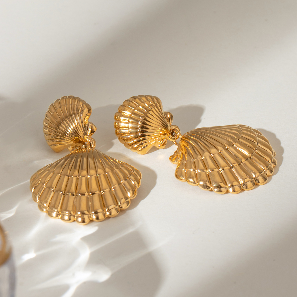 1 par de aretes colgantes de acero inoxidable chapados en oro de 18 quilates con diseño de tortuga de vacaciones de la serie Simple para mujer h5 Imagen3