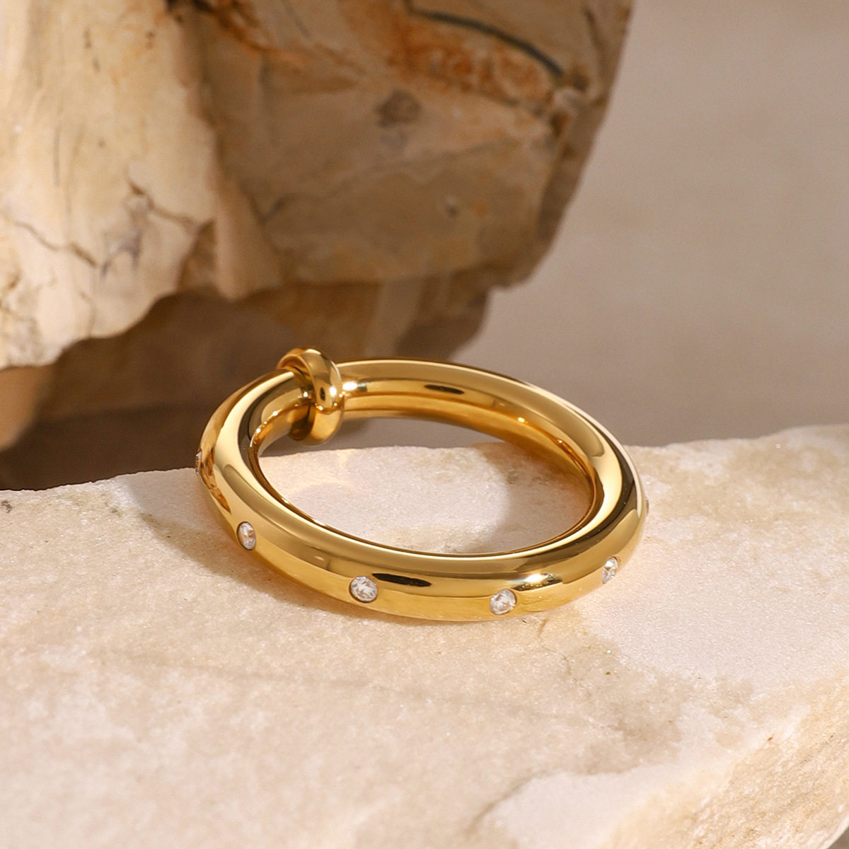 1 Stück Simple Series Einfacher, einfarbiger Edelstahlring mit 18 Karat Goldbeschichtung und Strasssteinen für Damen Bild4