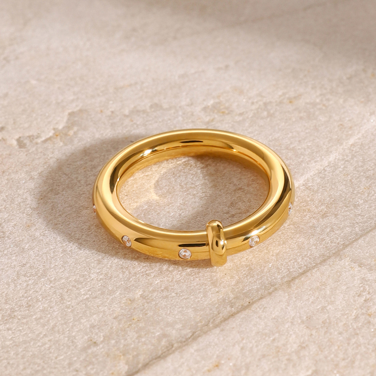 1 Stück Simple Series Einfacher, einfarbiger Edelstahlring mit 18 Karat Goldbeschichtung und Strasssteinen für Damen Bild3