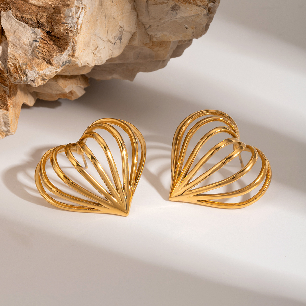 1 par de aretes tipo botón de acero inoxidable chapados en oro de 18 quilates con forma de corazón de estilo sencillo para mujer 