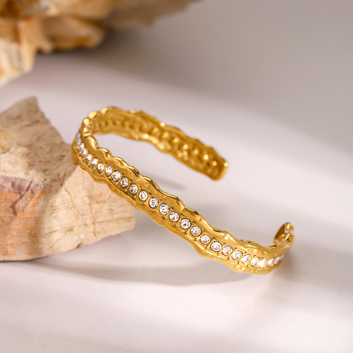 1 pieza de pulseras de mujer de acero inoxidable chapado en oro de 18 quilates con diamantes de imitación de estilo simple 