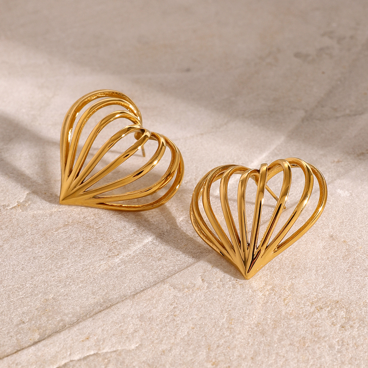 1 par de aretes tipo botón de acero inoxidable chapados en oro de 18 quilates con forma de corazón de estilo sencillo para mujer h5 Imagen3