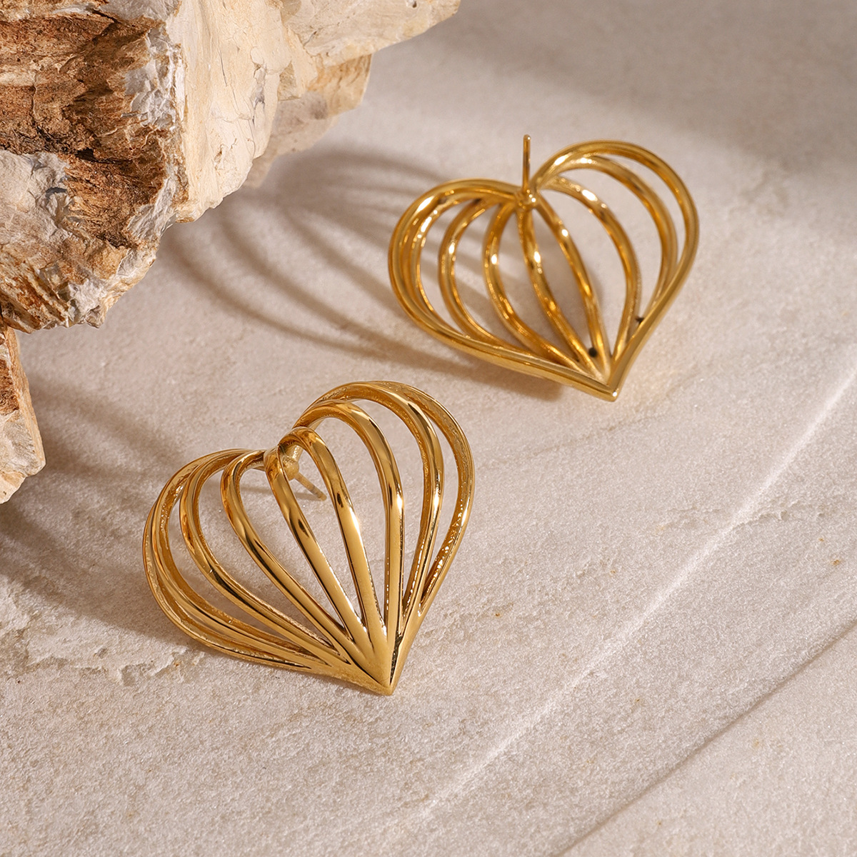 1 par de aretes tipo botón de acero inoxidable chapados en oro de 18 quilates con forma de corazón de estilo sencillo para mujer h5 Imagen4