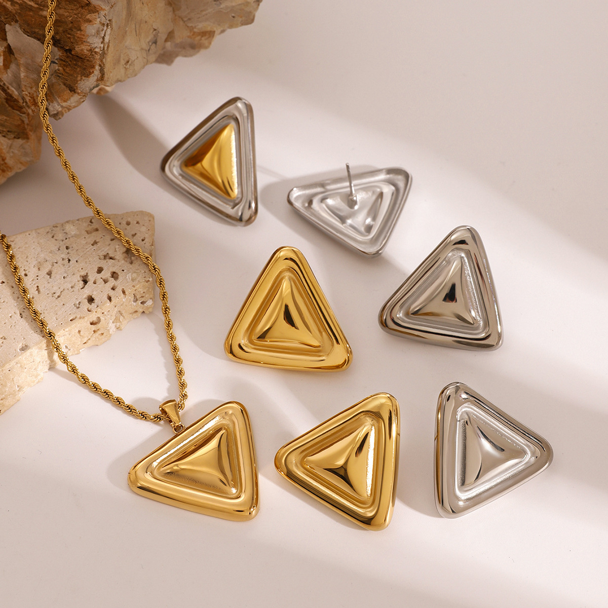 1 par de aretes tipo botón de acero inoxidable chapados en oro de 18 quilates con forma triangular y estilo serie simple para mujer h5 Imagen3