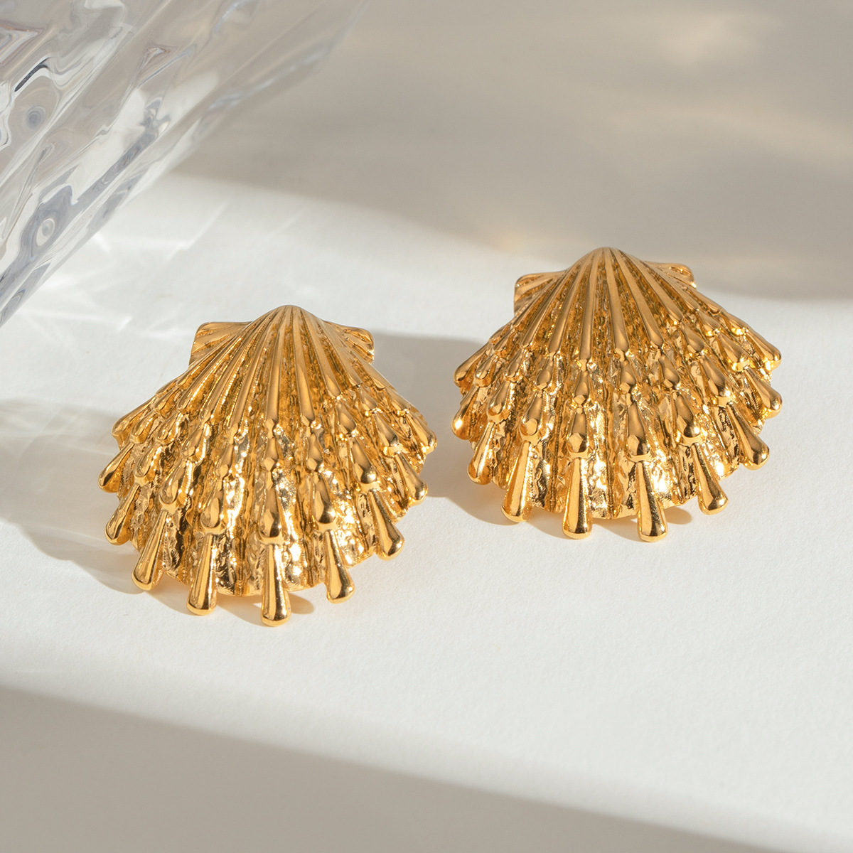 1 par de aretes tipo botón de acero inoxidable chapados en oro de 18 quilates con forma de concha de estilo simple para mujer h5 