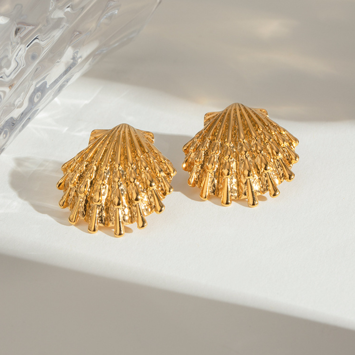 1 par de aretes tipo botón de acero inoxidable chapados en oro de 18 quilates con forma de concha de estilo simple para mujer Imagen5