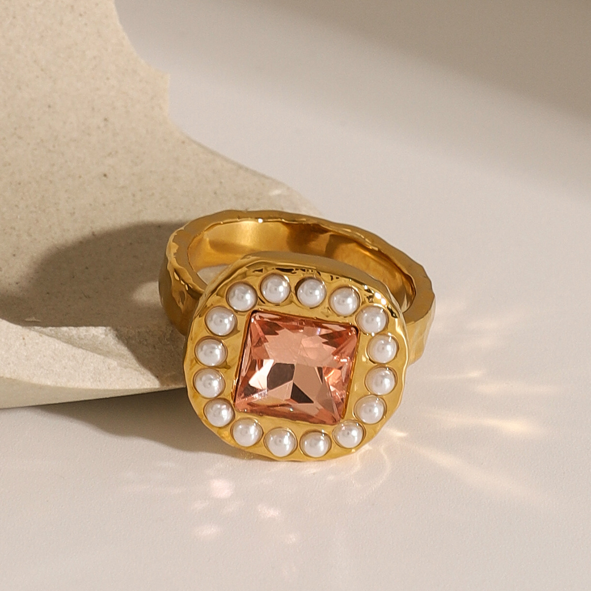 Anillo individual de lujo estilo retro con forma cuadrada y incrustaciones de diamantes de imitación chapados en oro de 18 quilates para mujer de 1 pieza h5 Imagen3