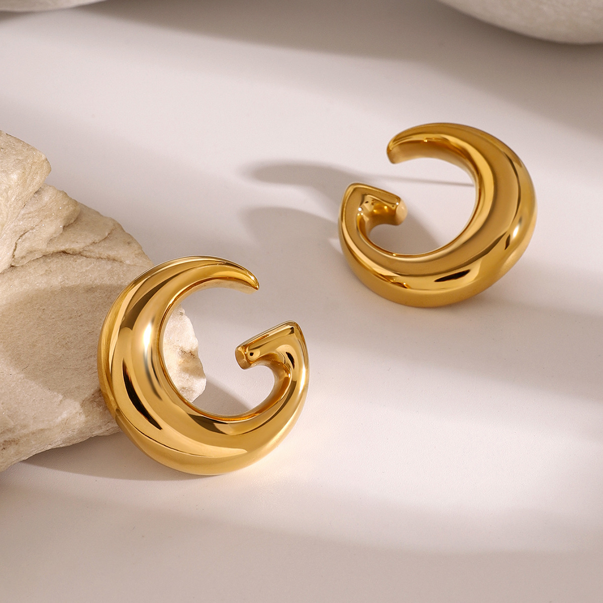 1 par de aretes de botón de acero inoxidable chapados en oro de 18 quilates con diseño geométrico de estilo simple para mujer Imagen4