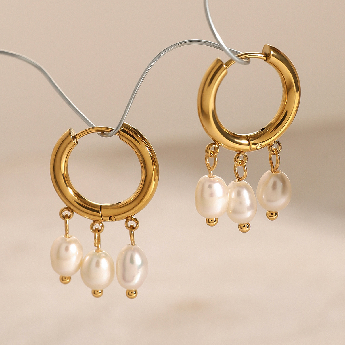 1 par de pendientes colgantes sencillos de acero inoxidable con forma de borla y chapado en oro de 18 quilates con incrustaciones de perlas artificiales para mujer 