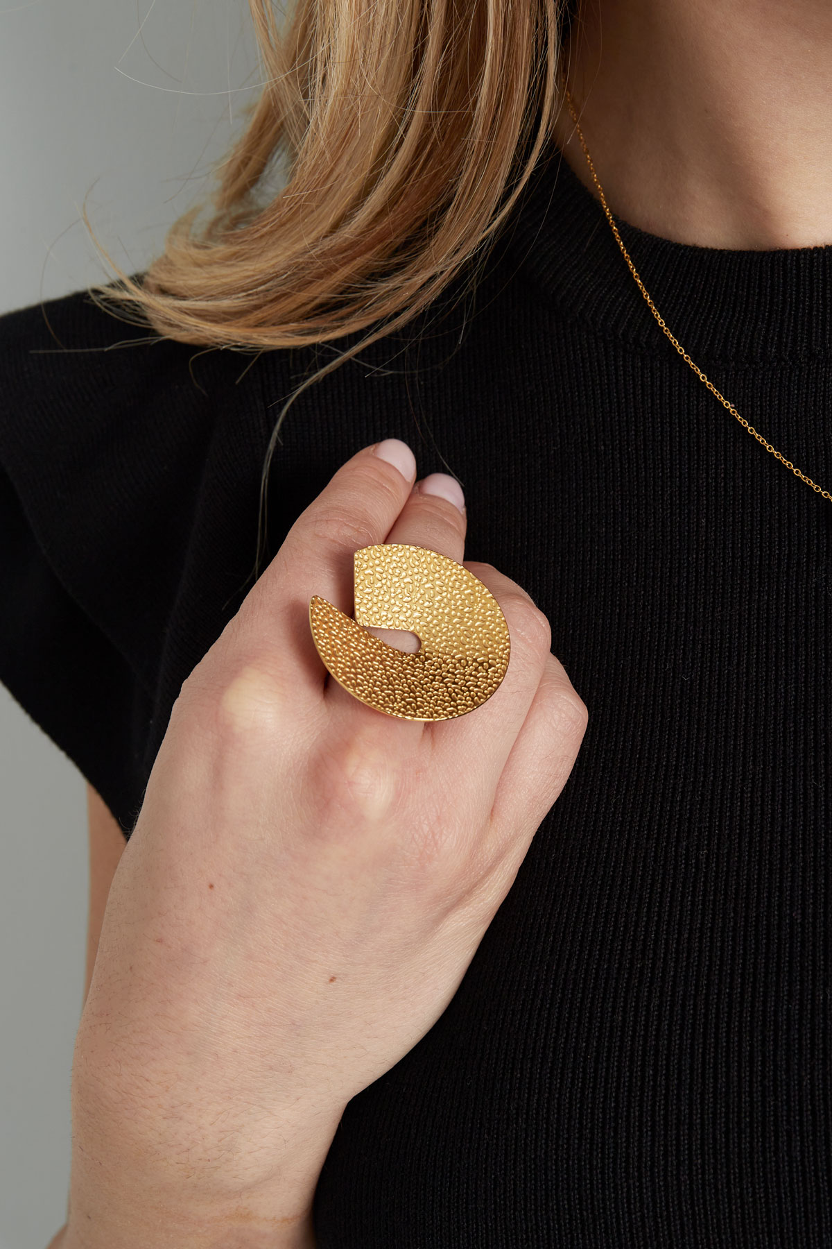 Statement ring big gesture - Gold color