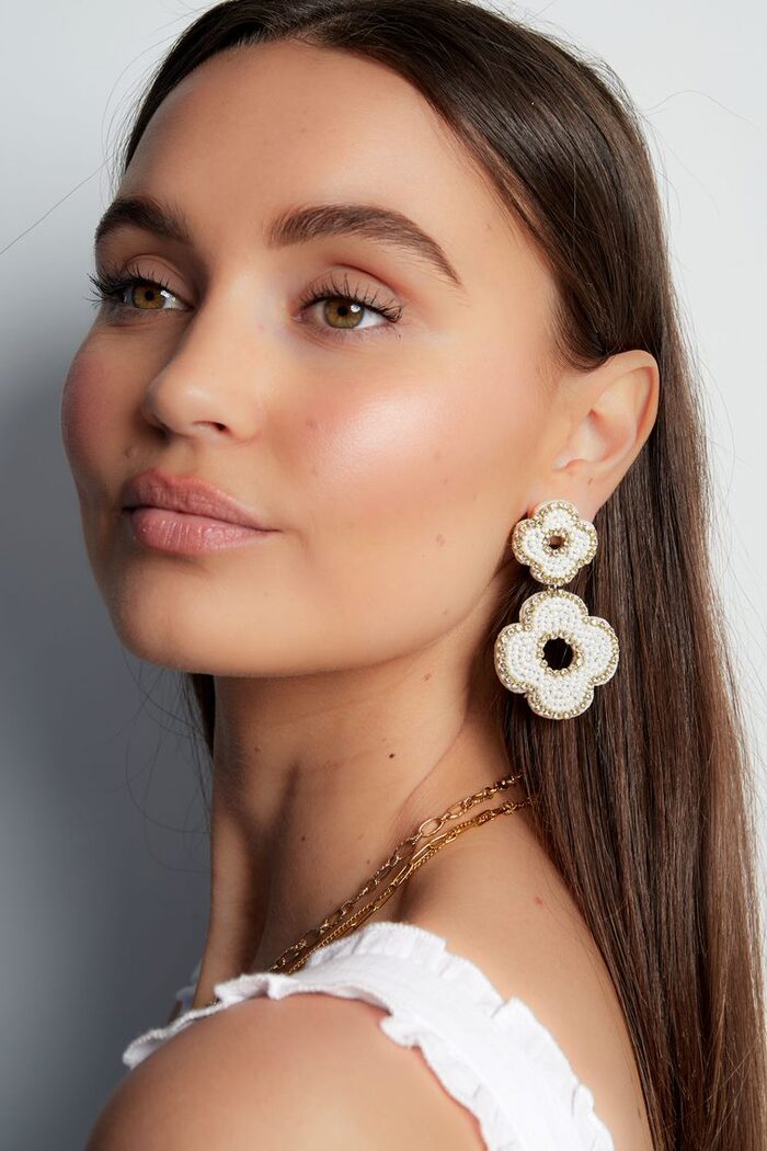 Boucles d'oreilles perles double fleur - beige Glass Image4