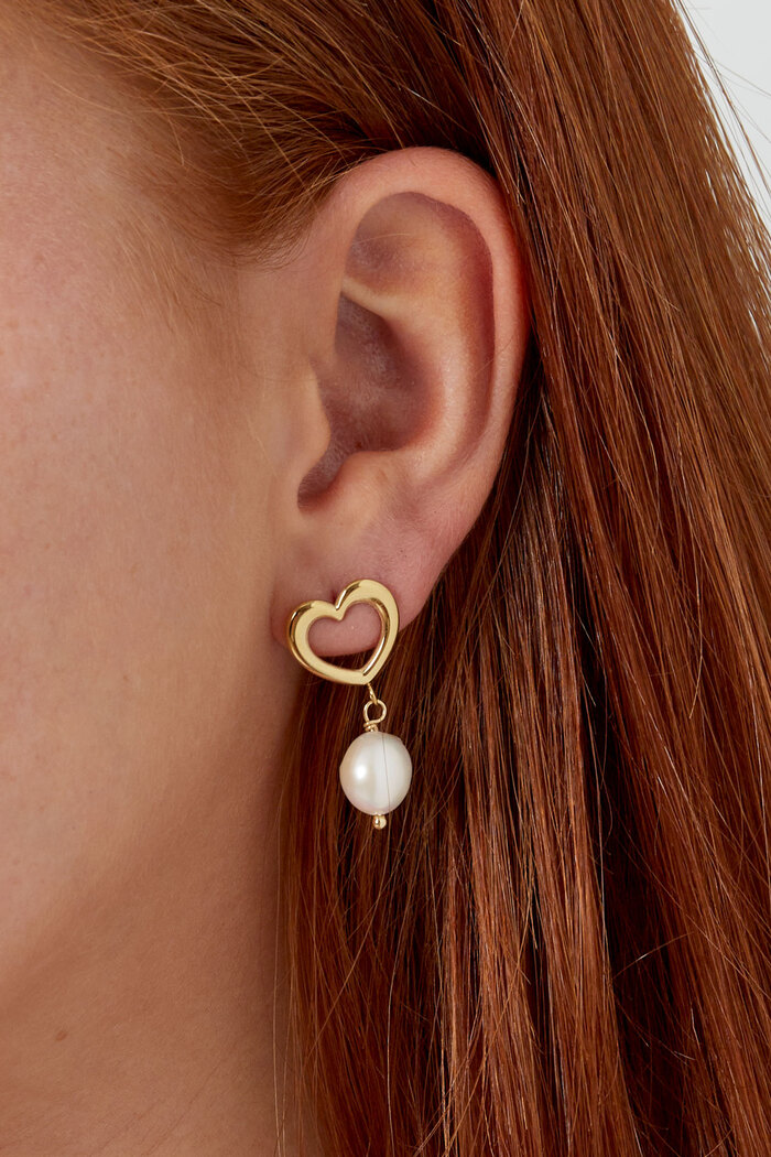 Ohrring Herz mit Perlendetail – goldfarbener Edelstahl Bild3