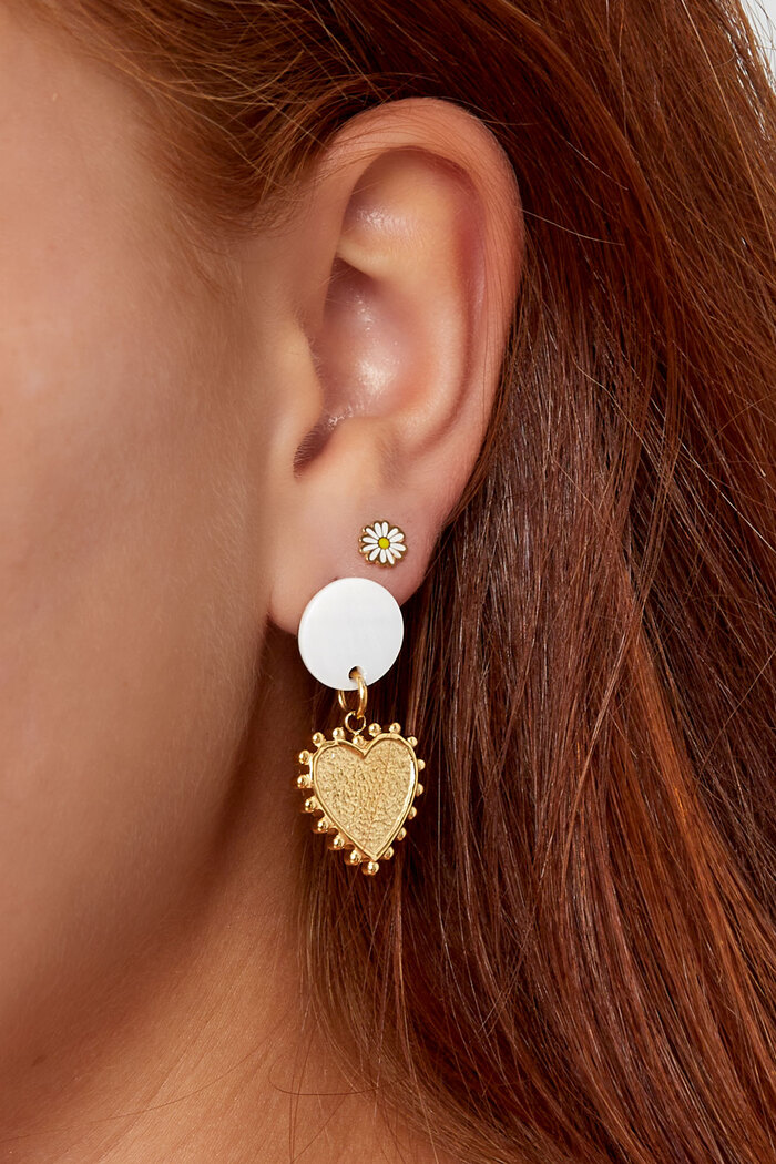 Conchiglia per orecchini con dettaglio a cuore - color oro Immagine3