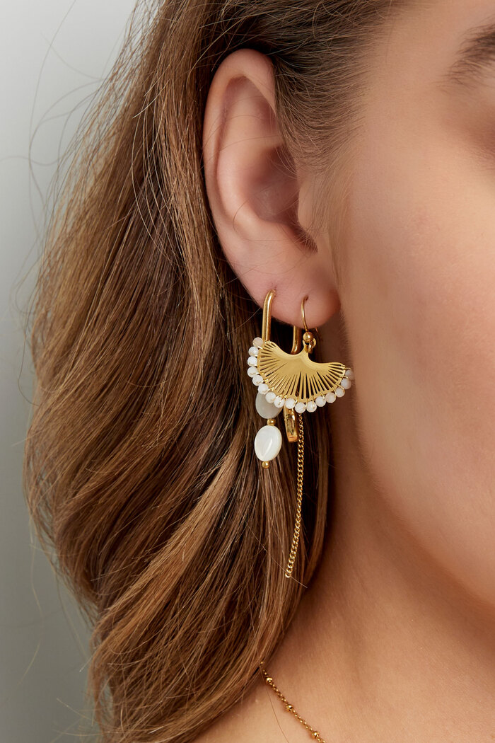 Ohrringe Muschel mit Perlen – goldfarbener Edelstahl Bild3
