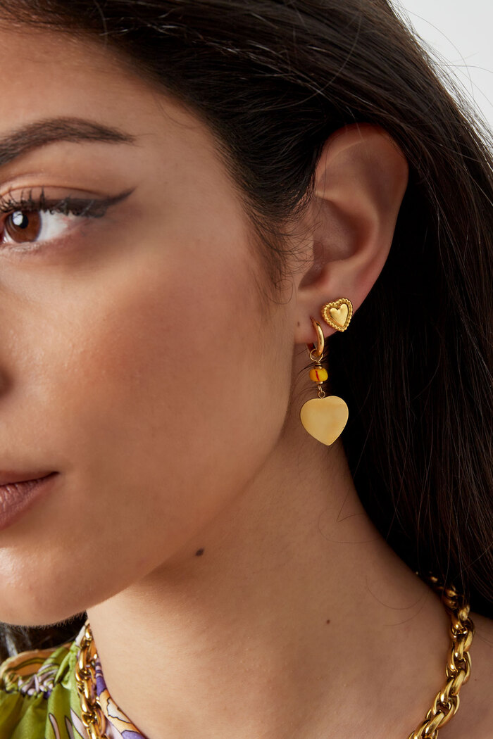 Ohrringe mit Herzanhänger und gelben Details – Gold/Gelb Bild3