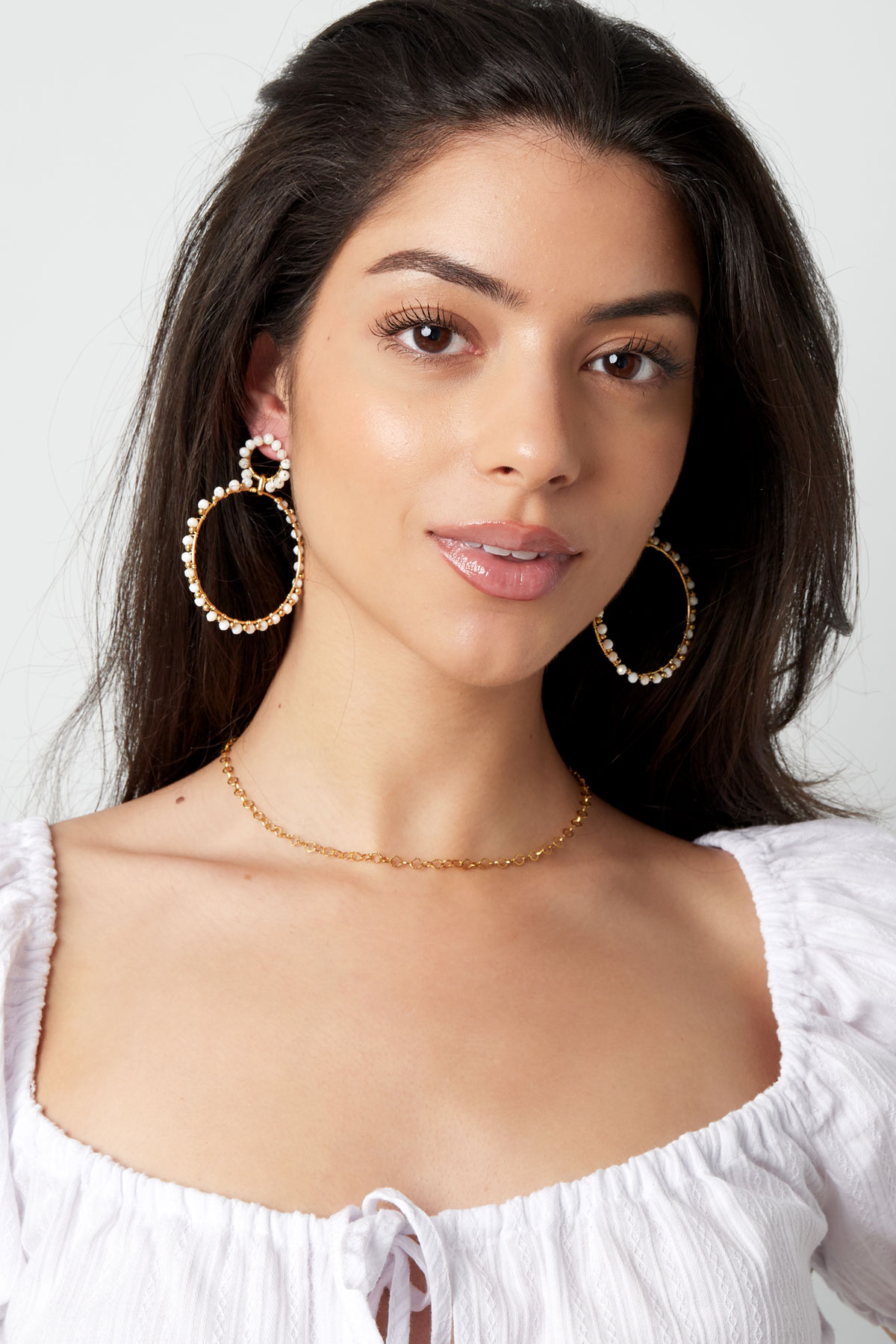 Ohrringe mit doppelten Perlenkreisen – Gold/Weiß h5 Bild4