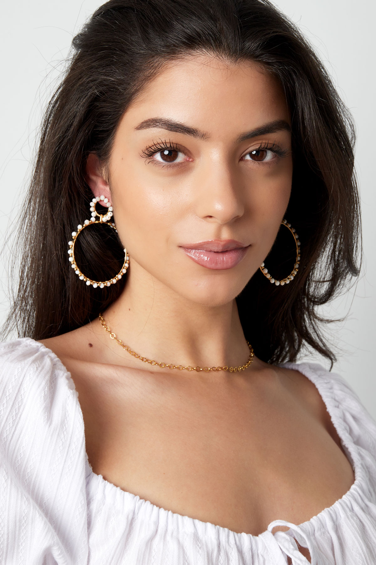 Ohrringe mit doppelten Perlenkreisen – Gold/Weiß h5 Bild2