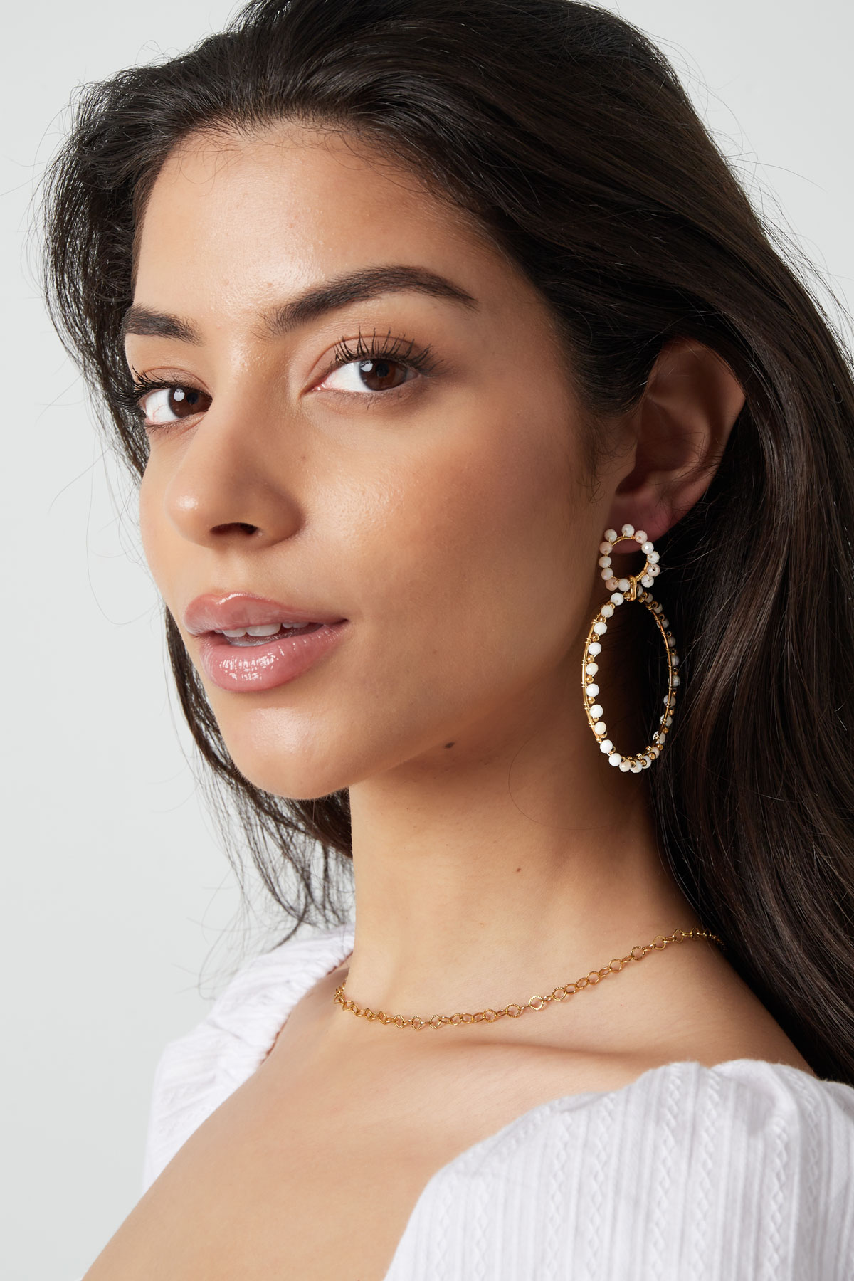 Ohrringe mit doppelten Perlenkreisen – Gold/Weiß h5 Bild3