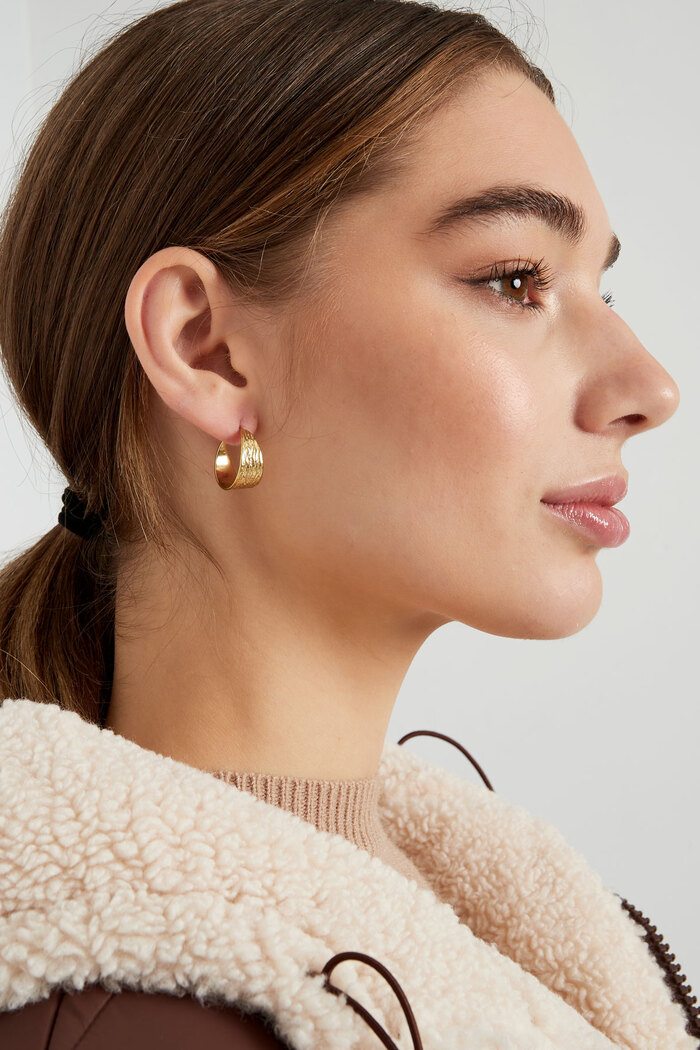 Piccoli orecchini con stampa - oro Immagine4