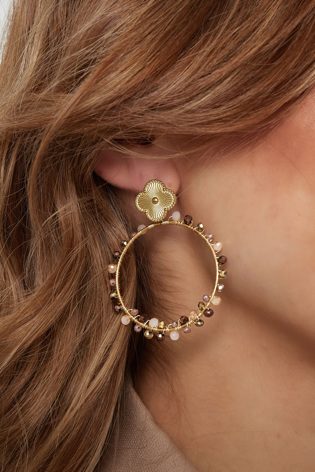 Kleeblatt-Ohrringe mit Perlen – Gold/Beige h5 Bild3