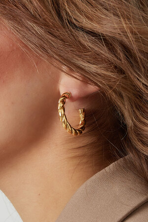 Boucles d'oreilles torsadées basic small - dorées h5 Image3