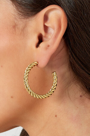 Boucles d'oreilles torsadées épaisses médium - dorées h5 Image3