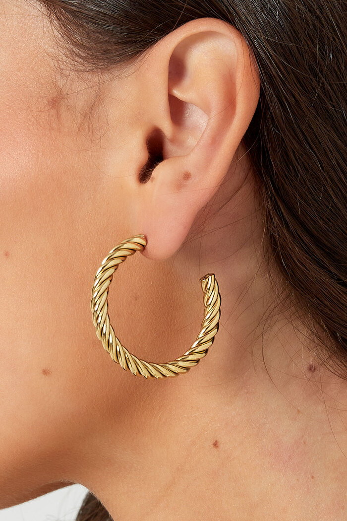 Boucles d'oreilles torsadées épaisses médium - dorées Image3