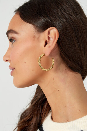 Boucles d'oreilles torsadées épaisses médium - dorées h5 Image4