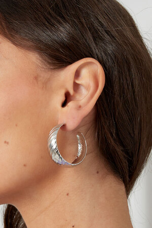 Ohrringe mit Streifendetail – Gold h5 Bild3